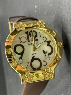 Vintage Dufonte Pretty Ladies Quartz Watch Gold Tone with a Leather Band 40mm